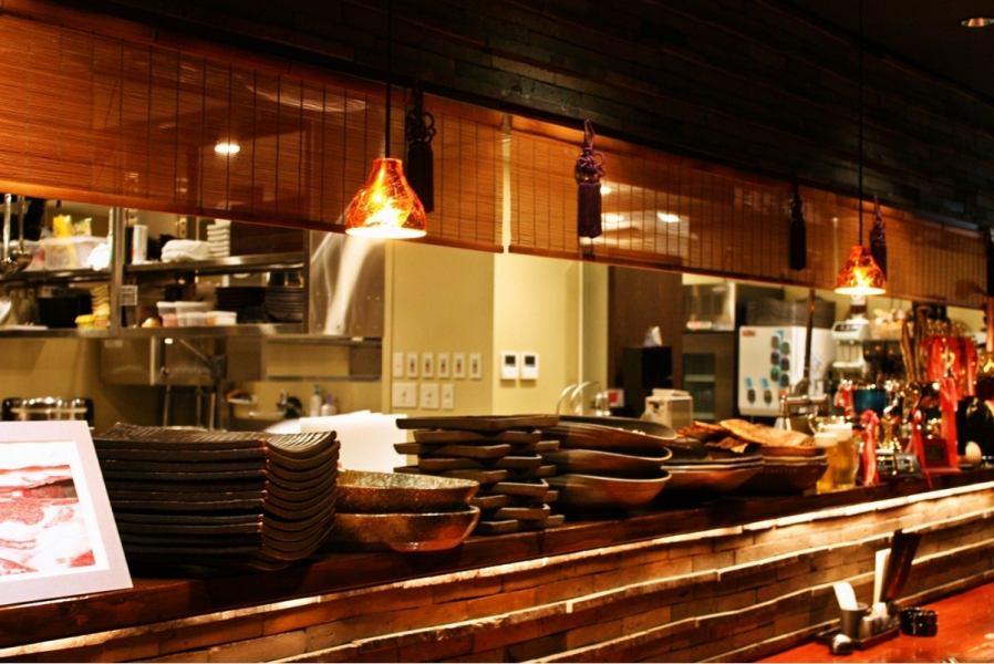 オープンキッチンならではの臨場感では、匠の技術を目の前で味わうことができます。