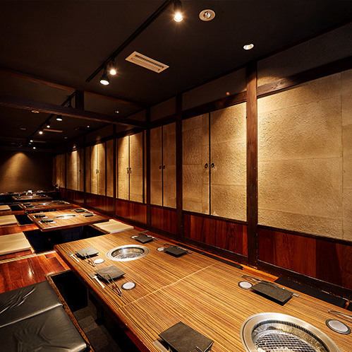 【心地よい空間で贅沢な時間】多彩な席種が揃う当店では掘り炬燵席、カウンター席、ベンチソファ席など、さまざまなスタイルの空間を提供しております。ビジネスの接待やお祝い事、家族との大切な時間を過ごす場所として、安心してご利用いただけます。心に残るひとときをお約束します。