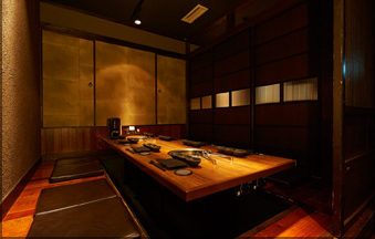 仕切り方で自由に個室の大きさを変更することができます。6名様～12名様まで人数に合わせてお部屋をご用意。