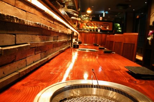 落ち着いた雰囲気のカウンター。