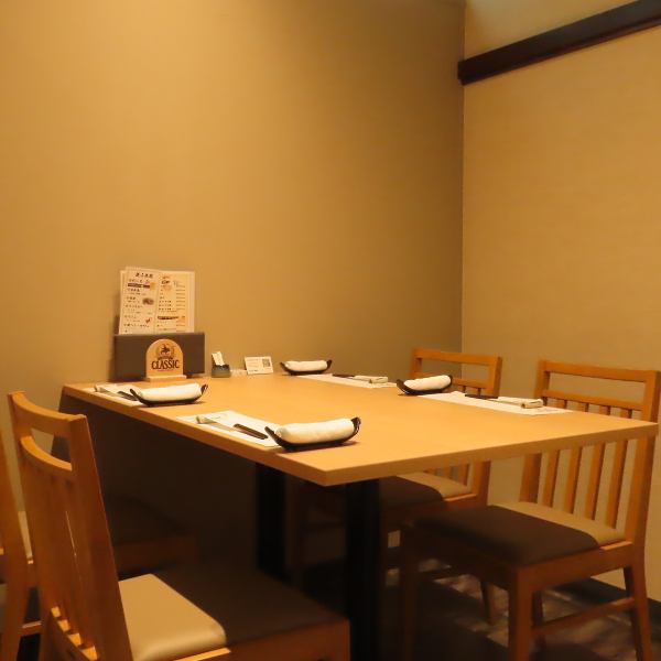 【半個室】 4名掛けの半個室は、接待や記念日、ご家族でのハレの日など特別なシーンに最適。周囲を気にせずゆったりと食事が楽しめる静かな空間で、季節の会席や贅沢な料理を心ゆくまで堪能できます。落ち着いた時間を大切にしたい方におすすめです。