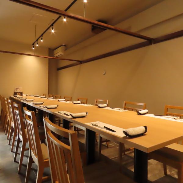 【テーブル席】 2名掛け～最大16名まで対応可能で、会社の集まりやご家族での食事にも最適です。各席には間仕切りがあり、周囲を気にせず会話や食事を楽しめるのも嬉しいポイント。落ち着いた雰囲気の中、旬の和食を囲みながらゆったりとした時間をお過ごしいただけます。