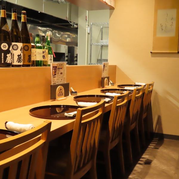 【カウンター席】 店主との会話を楽しみながら、目の前で仕上がる料理を眺められる特等席。ひとり飲みや少人数での利用にぴったりで、肩肘張らずに過ごせる居心地の良さが魅力です。旬の食材と銘酒をじっくり味わいたい方におすすめの空間です。