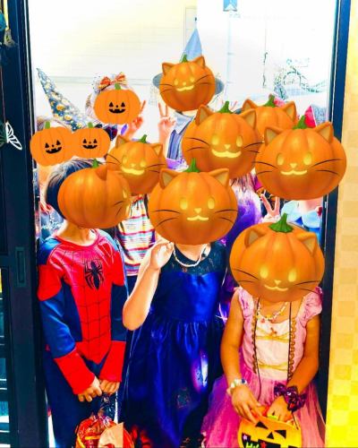 ご覧いただきありがとうございます😊

今日は常連さんのお子様たちに
ハロウィンのお菓子をお渡しするとゆう
素敵なイベントにご協力させて頂きました！

可愛く仮装した10数名のお子様たちに
お菓子を配るとゆう数分の事でしたが
とても幸せな時間をいただきました…

いつも以上に頑張れそうです😤
本日も17:00〜より営業です！

ご来店お待ちしております✧˙⁎⋆

#ハロウィン 
#ハロウィン仮装 
#かわいいは正義 
#夢Chicken株式会社
#夢ペンギン村茨木店 
#鳥作まる 
#やきとり
#みやざき地頭鶏 
#炭火焼き鳥
#からあげ#焼酎
#テイクアウト
#お持ち帰り
#いばらきし 
#阪急茨木居酒屋 
#北摂グルメ