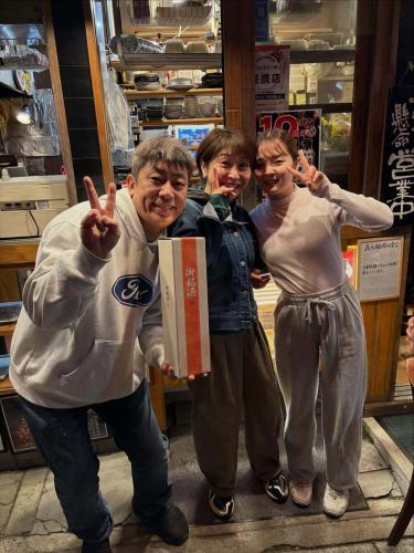 鳥作まると夢ペンギン村茨木店の周年大感謝祭
のお祝い😊ありがとうございました😭
これからも両店舗、頑張っていきますので
スタッフ一同、よろしくお願いします♪

#茨木市
#焼き鳥
#周年
#鳥作まる夢ペンギン村 
#茨木グルメ