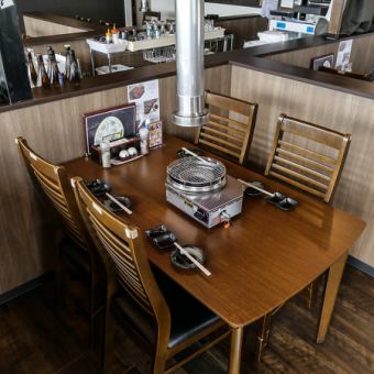 ご家族でのお食事や気軽な飲み会等でご利用いただけるテーブル席◎お客様の人数やシーンに合わせ幅広い場面でご利用いただけます!清掃がいきとどいたお席は清潔感もバッチリ♪綺麗な店内でより一層焼肉をお楽しみいただけます。