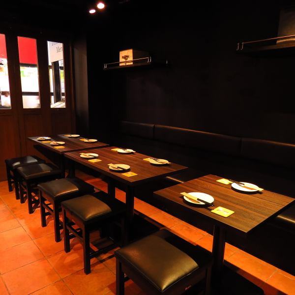 We have 2 tables for 4 people, 2 tables for 2 people, and 1 table for 3 people.It is also possible to connect the seats side by side depending on the number of people.It's good to have fun among your friends.Please enjoy our specialty food and drinks.