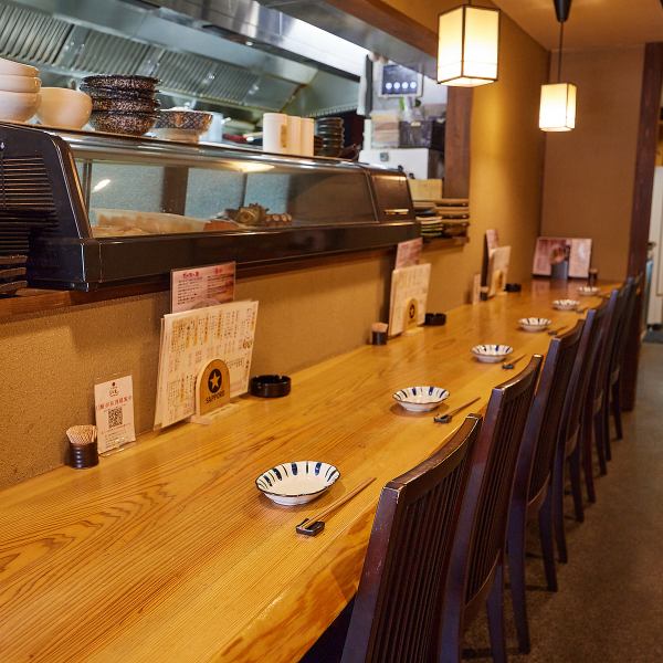 【お1人様大歓迎◎】カウンター席は全8席ご用意しております。駅から徒歩3分の距離なので仕事終わりにフラッとお立ち寄り頂きやすく、サク飲み利用も大歓迎しております！お気軽にご来店お待ちしております◎