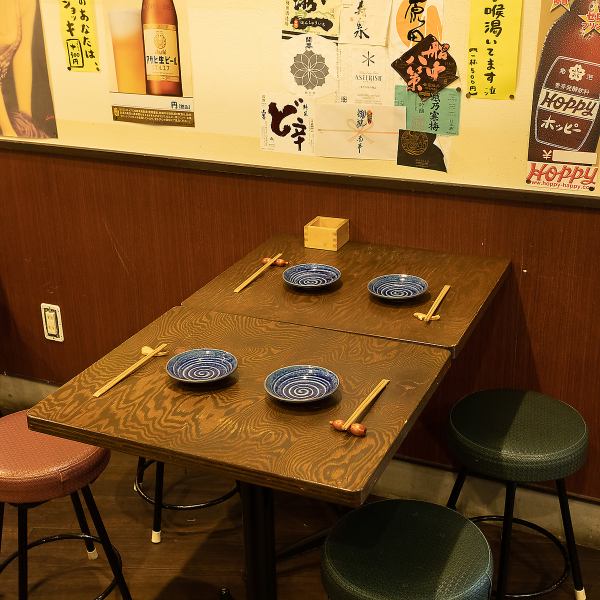 テーブル席、カウンター席、お外で飲めるお席もございます♪