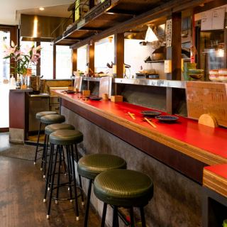 【カウンター8名様】お一人様も大歓迎！スタッフの活気を感じられるカウンター席はライブ感満載。じっくりちびちびお酒を楽しむならここ。スタッフとの会話も楽しめる特等席です♪