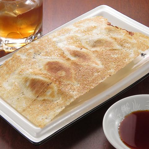 サクサクジューシーな自慢の羽根つき餃子とビールで乾杯！