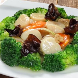 Stir-fried shrimp, scallops and squid / Stir-fried scallops and broccoli
