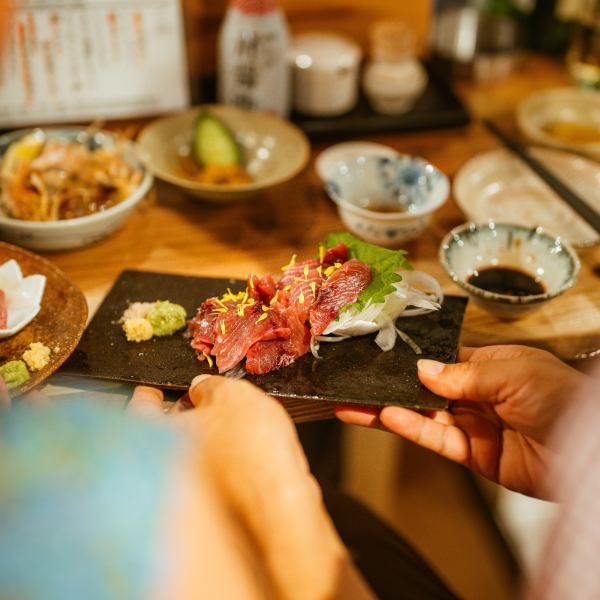 新鮮な海鮮料理を提供しております。刺身はもちろん、炭火で香ばしく焼き上げた焼き魚は、お酒との相性も抜群です！また、お一人様でのご来店も大歓迎です！少人数のご宴会や貸切にも最適です。ご要望のお食事に合わせたお席をご用意いたしますので、お気軽にお問合せください。