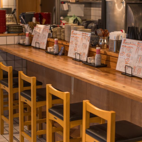 店内はお一人様でもお立ち寄りいただけるような雰囲気で、お仕事帰りにふらっと立ち寄りたい、そんな時にカウンター席がおすすめです。気さくなスタッフがお出迎えいたしますので、是非お気軽にご来店ください。