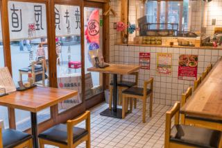 入口付近に2名席を2席、店内の奥に1席ご用意しております。デートなどにおすすめです。