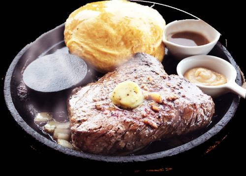 Beef steak omelette rice with thickly sliced lean beef (200g)