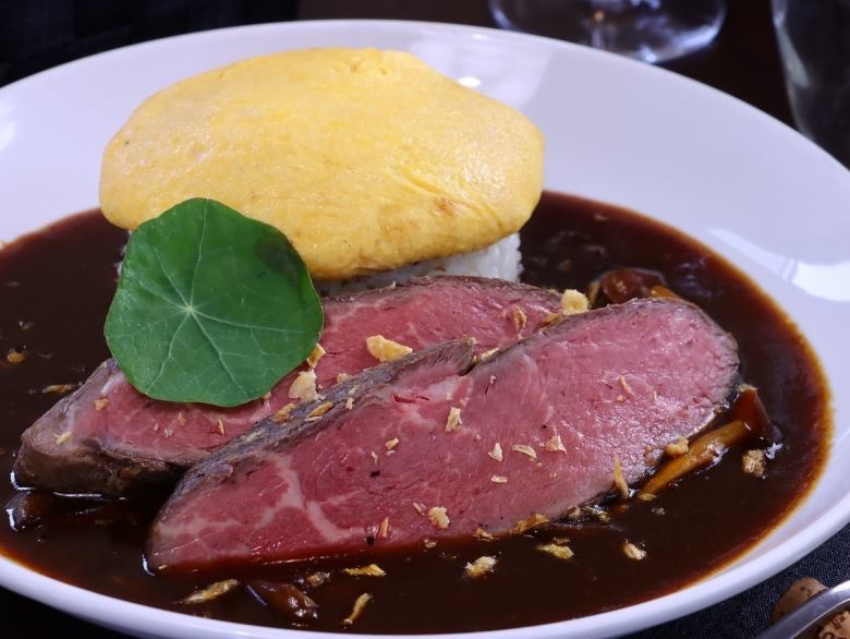 Thick-sliced roast beef, truffle sauce omelet rice