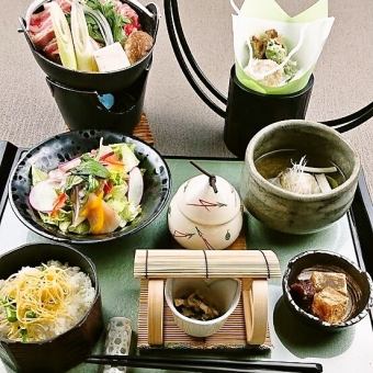 [仅限午餐]推荐用于娱乐和妻子的午餐[寿喜烧御膳]8道菜总计2000日元