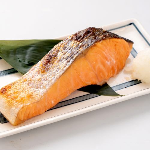 Thick-sliced grilled lightly salted salmon