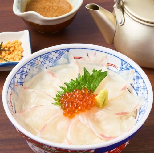 [Lunch only] Salmon three-color rice bowl/sea bream with sesame tea