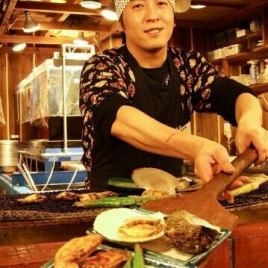 【名駅・宴会】テーブルでワイワイ楽しむ浜焼き♪盛り上がること間違いなしっ☆大人気浜焼きは盛り上がることも違いなし!!貝大盛り盛り合わせ、赤海老の串焼き、蟹みそ甲羅焼、イカの浜焼きなど、沢山の浜焼きを存分に召し上がってください!!