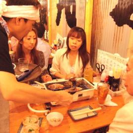 [Great Station/Seafood Izakaya] The inside of the store has fresh ingredients such as shellfish, horse mackerel, and sea bream! The shellfish in the store is grilled on the spot, and the grilled shellfish is excellent!