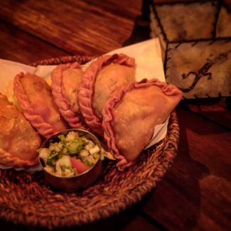 エンパナーダ　EMPANADAS  2コ～（ビーフ・辛味ビーフ・チキン）
