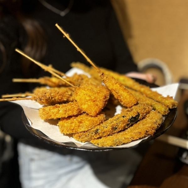 <<As many as you like with our special sauce>> Kushikatsu from 100 yen (tax included)