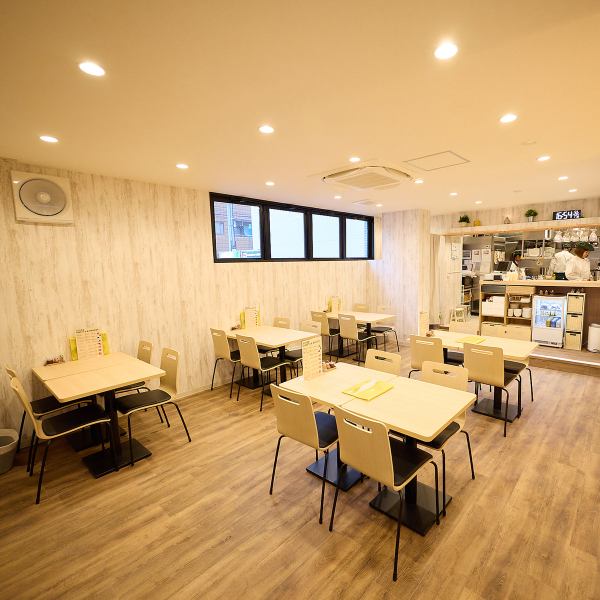 20名様以上の貸切も可能な広々とした店内は、複数のテーブルを使ったレイアウトで宴会に柔軟に対応できます◎健康を意識した料理を囲みながら、仲間と語らう時間を心ゆくまでお過ごしください。