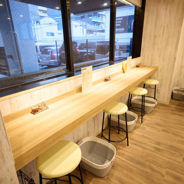 カウンター7席はお一人様やデート、少人数でのご利用に最適◎テーブル席は4名掛けが5卓あり、程よい距離感で過ごせます。明るい清潔感のある空間が特徴で、ヘルシーなメニューと共にリラックスできる時間を楽しめます♪