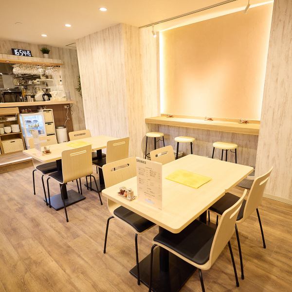店内は明るく落ち着いた雰囲気で、心地良さを感じる設え。駅から近く立地も良好で、ディナーからランチまで幅広く対応可能なところも魅力です。快適な雰囲気に加えサービスも丁寧で、健康意識が高い方や新しい味わいを求める方にぴったりです☆