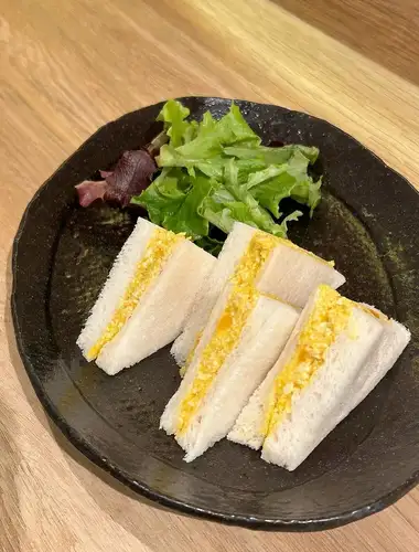 它就像一个鸡蛋三明治