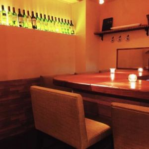 Counter seats with a calm atmosphere illuminated by comfortable lighting.