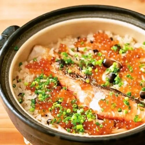 Earthenware pot rice with salmon and salmon roe