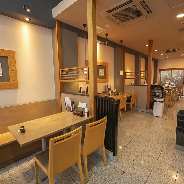 和モダンなデザインと中庭の景色が調和した店内は、落ち着きと温かみを感じる空間。家庭的でアットホームな雰囲気の中、ゆったりとした余裕のあるお席でくつろげます。全席から中庭を望めるレイアウトで、自然を感じながら食事を楽しめます。