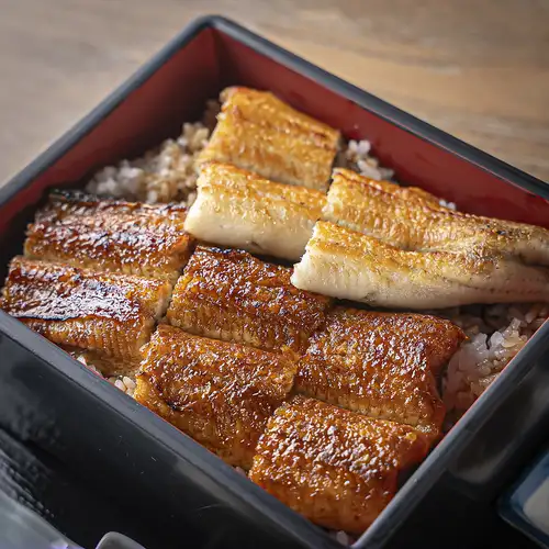 白焼きとかば焼き両方を楽しめる白樺重の魅力