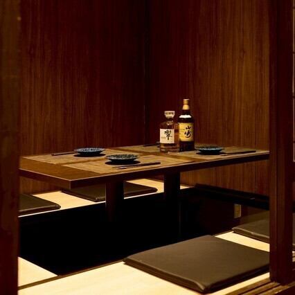 本厚木の完全個室居酒屋「じょう次」は、少人数から大人数まで多様な席が揃っています。2名様用の小個室は、本厚木でのデートや女子会に最適。落ち着いた和の雰囲気で食事と会話が楽しめます。全席個室なので、気心知れた友人との飲み会も周りを気にせず盛り上がれます。