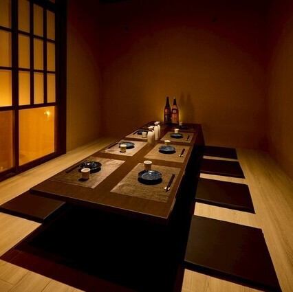 本厚木駅から徒歩2分の好立地にある和食居酒屋です。店内は清潔感があり、落ち着いた雰囲気。名物のおでんやしゃぶしゃぶをゆっくり味わえる個室空間で、どなたでも心地よくお過ごしいただけます。アクセス抜群で、様々なシーンで利用しやすい本厚木の個室居酒屋です。