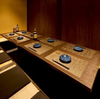 サークル活動の集まりや、趣味の仲間とのオフ会など、賑やかな宴会に最適な10名様用個室です。