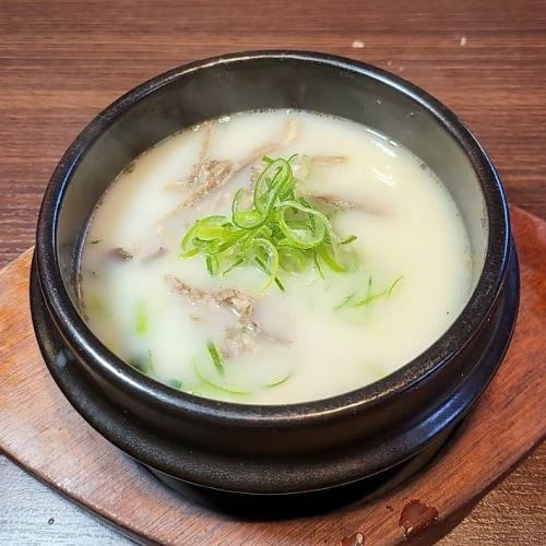 「宣陵湯」是熬煮6小時的絕品湯，「石燒拌飯」是用日本最美味的辣椒醬製成的！！
