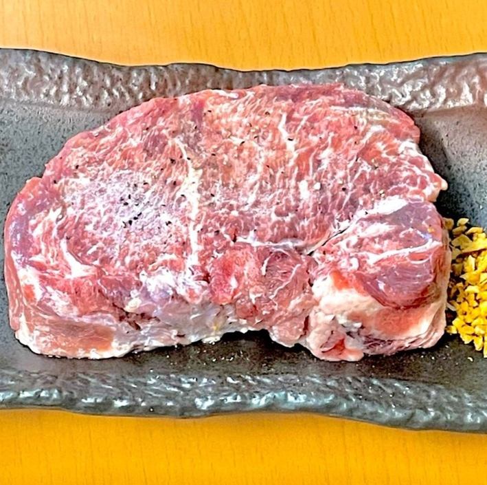 厚さ３cmの極厚サーロイン！鉄板焼き料理をおたのしみください♪