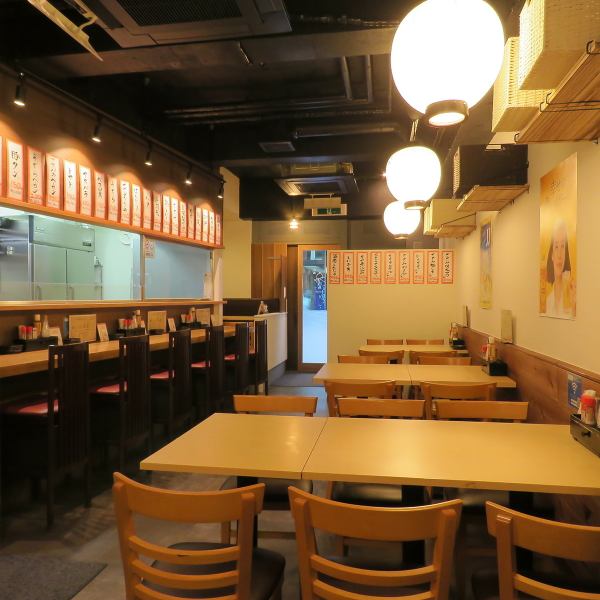 店内は社員の宴会や気軽な集まりに対応できるテーブル席を中心とした構成で、つながりのある配置が魅力です。ゆったり過ぎない心地よい距離感は会話を楽しむのに最適☆大人数での貸切や会社の部署単位での利用も可能なので、多彩な使い方が叶います。温かみのある照明が、カジュアルな中にもくつろげる空間を演出します◎