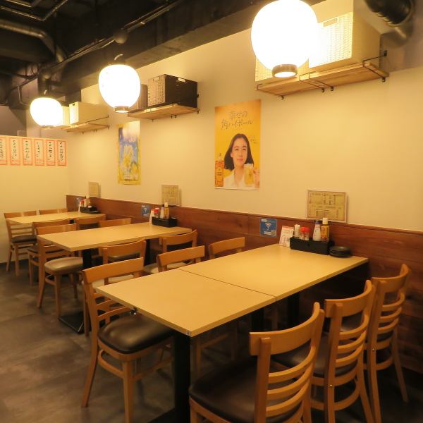 一人利用やペアでの食事に適したカウンター席を配置し、気軽さと落ち着きを兼ね備えています！木の温もりを感じるインテリアが安心感を醸し出し、飲食の時間をより楽しめる工夫が満載。会社帰りの一杯や軽い夕食など、短時間で過ごしたい方にも使いやすい設計で、ストレスを感じさせない雰囲気が広がっています★