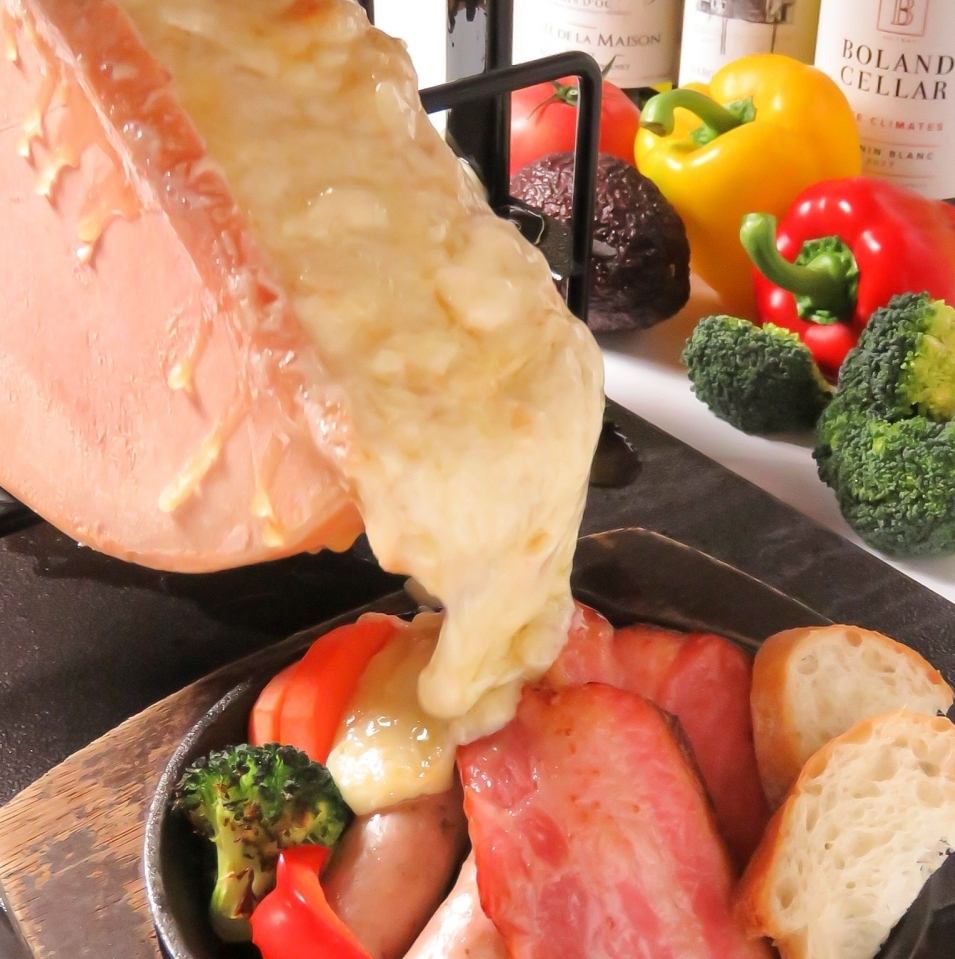Raclette cheese and 1 pound steak! Western-style izakaya boasting homemade pizza and pasta ★
