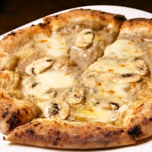 mushroom pizza with porcini sauce