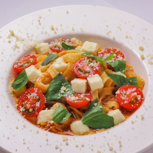Tomato and mozzarella pasta