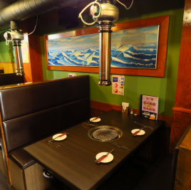 Spacious sofa seats that can be used safely even with children! Everyone can relax and enjoy yakiniku ♪