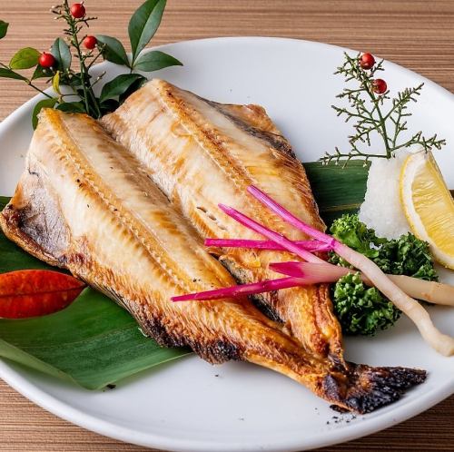 精緻厚實的黃金鯖魚鹽烤