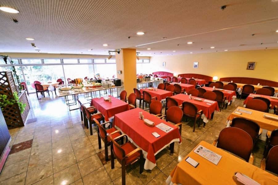 店内は明るく広々としていて開放感たっぷり。落ち着いた雰囲気の中でゆったりと食事が楽しめる。