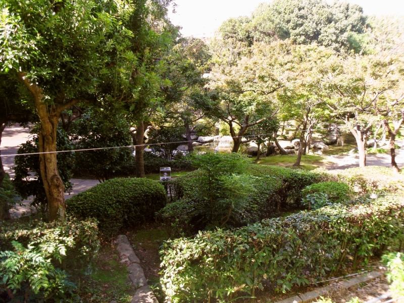 大きな窓の外には美しい庭園が。四季折々の風景を眺めながら優雅なひと時を過ごすことができる。